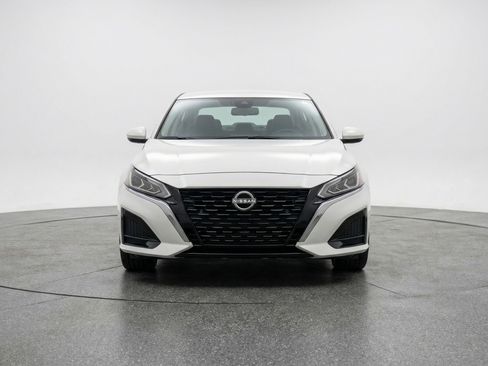 Used 2025 Nissan Altima 2.5 SV image 2