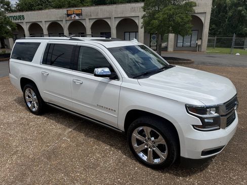 Used 2017 Chevrolet Suburban Premier AWD/4WD image 18