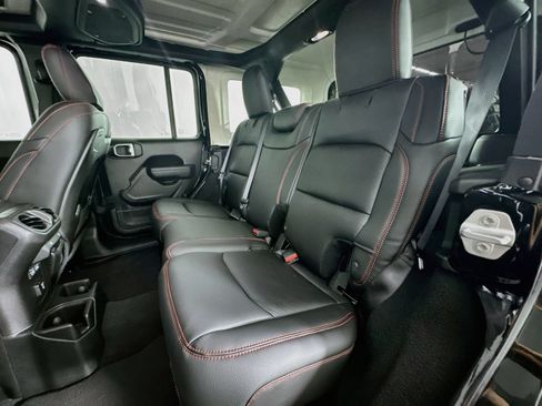 Used 2025 Jeep Wrangler Unlimited Rubicon AWD/4WD image 22