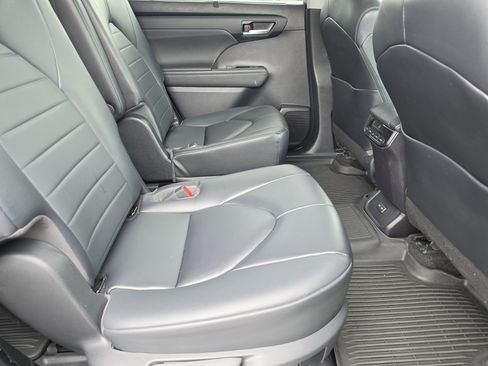 Used 2023 Toyota Highlander XLE FWD image 14