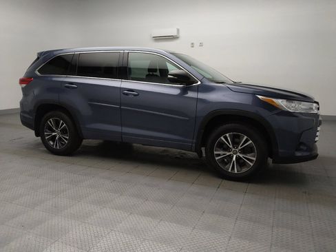 Used 2018 Toyota Highlander LE image 11