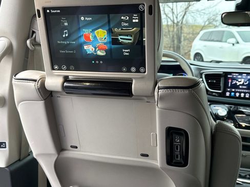 Used 2020 Chrysler Pacifica Limited w/ Advanced Safetytec Group image 17