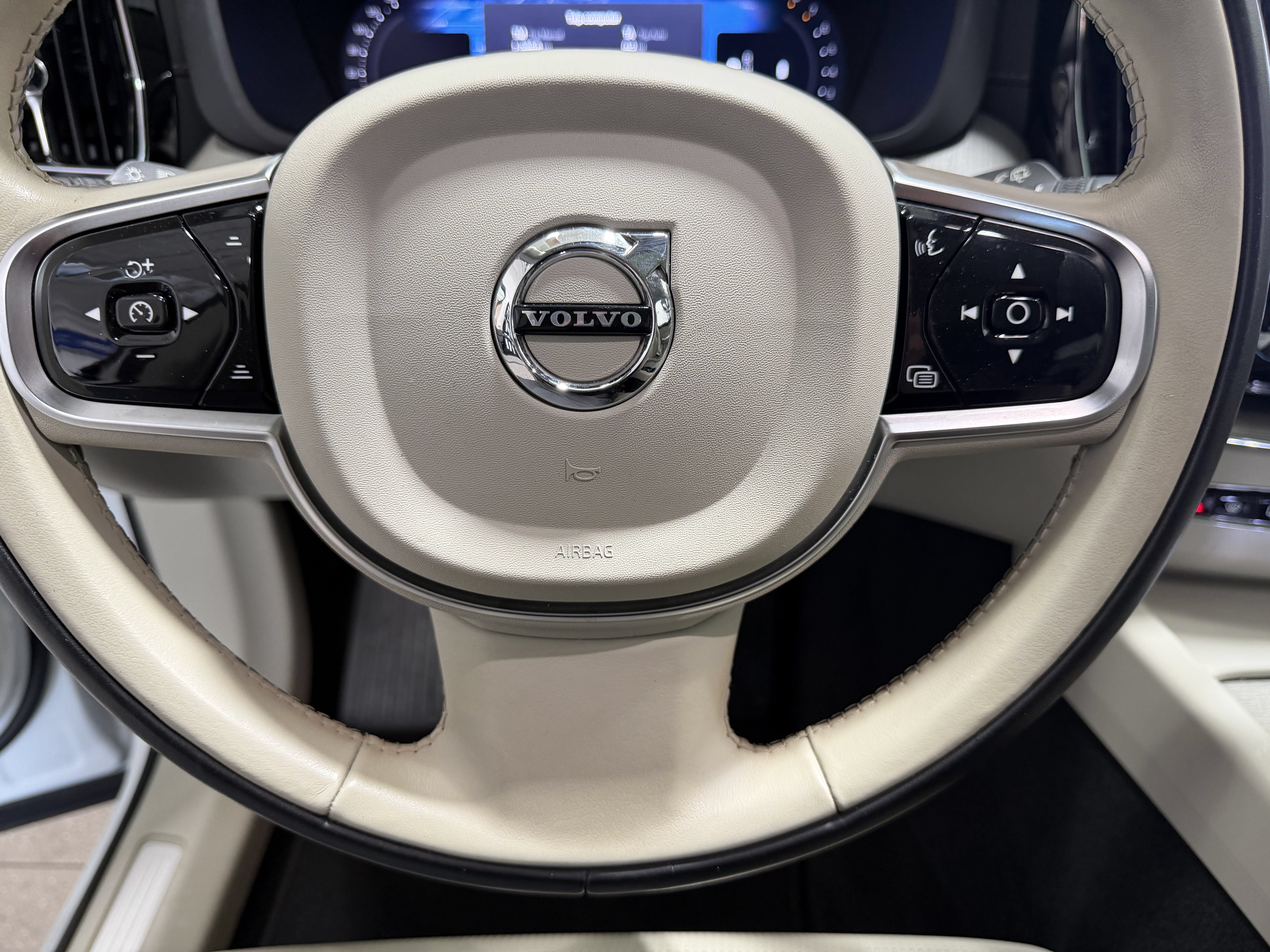 Used 2023 Volvo XC60 B5 Ultimate w/ Climate Package FWD image 11