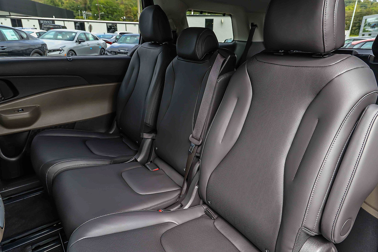Used 2026 Kia Carnival EX FWD image 21