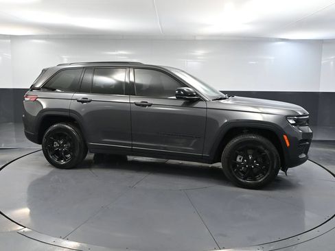 Used 2024 Jeep Grand Cherokee Altitude AWD/4WD image 4