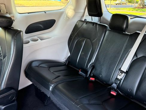 Used 2017 Chrysler Pacifica Touring-L FWD image 30