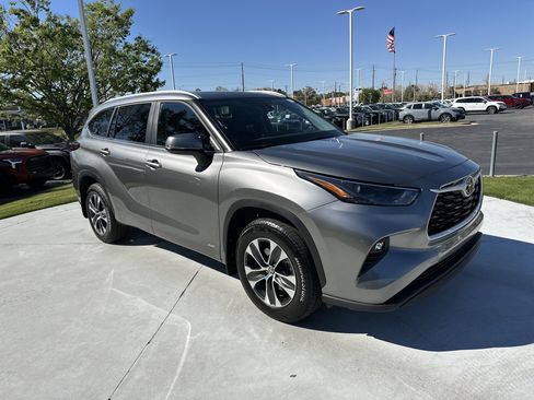 Certified 2026 Toyota Highlander XLE image 2