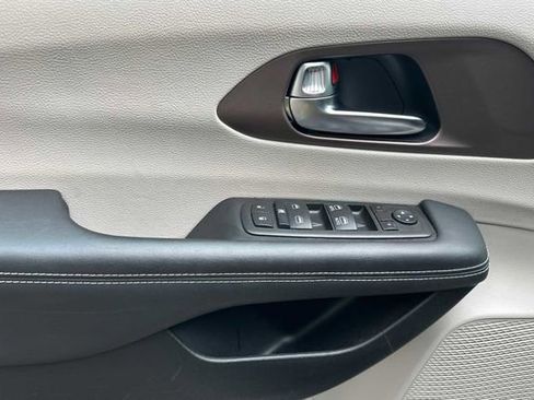 Used 2024 Chrysler Voyager LX image 10