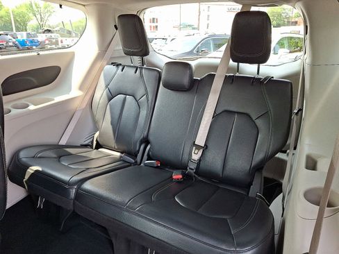 Used 2022 Chrysler Pacifica Touring-L image 9