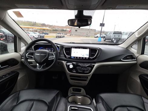 Used 2023 Chrysler Pacifica Touring-L FWD image 28
