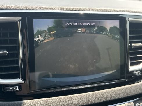 Used 2023 Chrysler Pacifica Touring-L FWD image 27