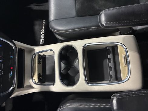 Used 2017 Dodge Grand Caravan SXT image 22