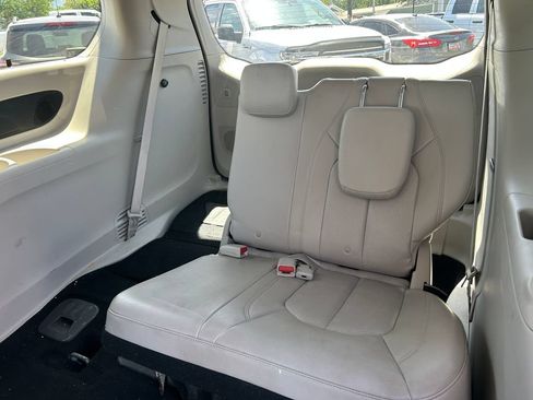 Used 2017 Chrysler Pacifica Touring-L Plus w/ Tire & Wheel Group FWD image 31