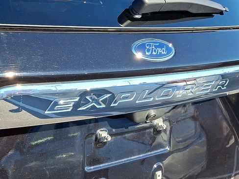Used 2021 Ford Explorer XLT image 31