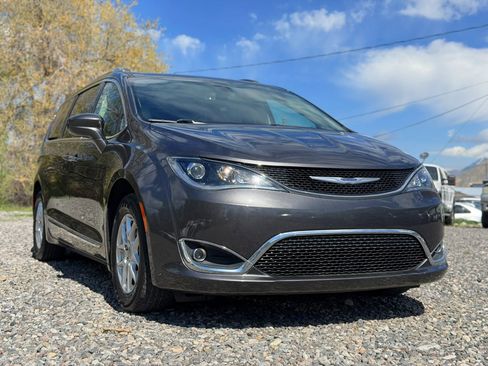 Used 2020 Chrysler Pacifica Touring-L FWD image 1
