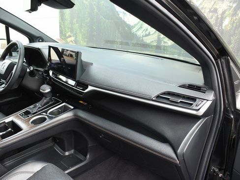 Used 2025 Toyota Sienna Limited image 25