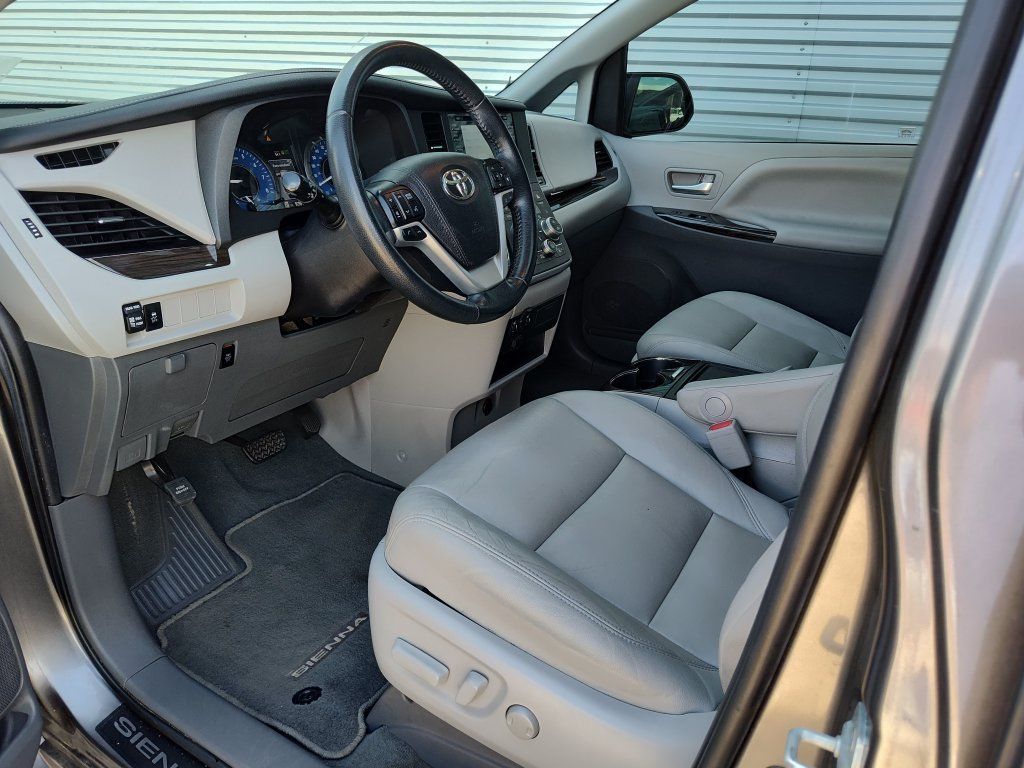Used 2020 Toyota Sienna XLE FWD image 2