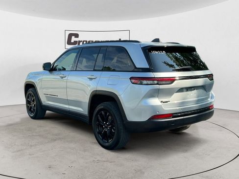 Used 2025 Jeep Grand Cherokee Altitude RWD image 3