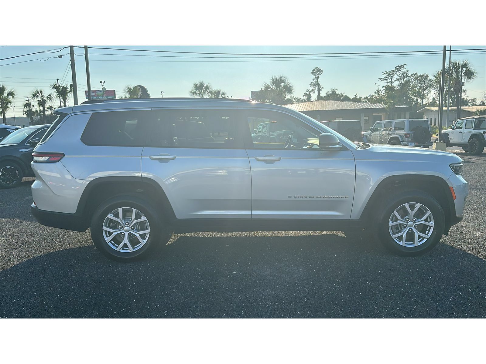 Used 2022 Jeep Grand Cherokee L Limited w/ Trailer Tow Group (B) AWD/4WD image 7