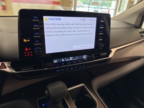 Used 2023 Toyota Sienna LE FWD image 41