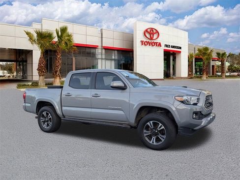 Used 2018 Toyota Tacoma TRD Sport image 2