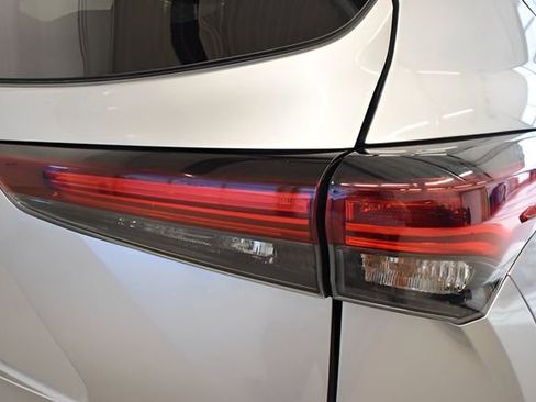 Used 2025 Toyota Highlander XSE AWD/4WD image 11