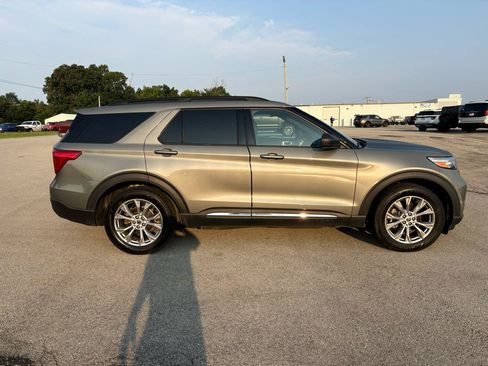 Used 2020 Ford Explorer XLT w/ Equipment Group 202A AWD/4WD image 2