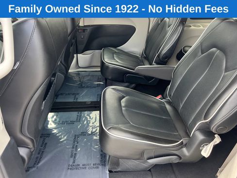 Used 2023 Chrysler Pacifica Limited FWD image 21