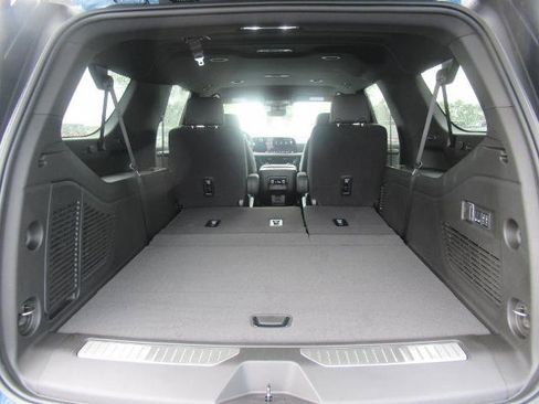 New 2025 Chevrolet Suburban High Country image 36