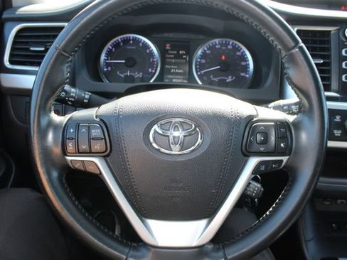 Used 2019 Toyota Highlander Plus FWD image 15