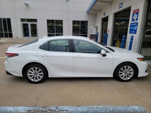 Used 2020 Toyota Camry LE FWD image 4