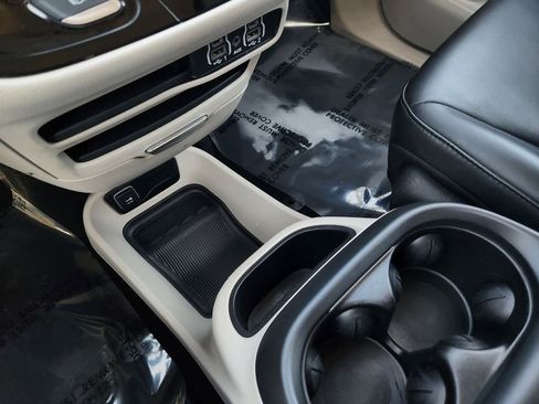 Used 2023 Chrysler Pacifica Touring-L image 21