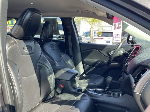 Certified 2019 Jeep Cherokee Overland image 19