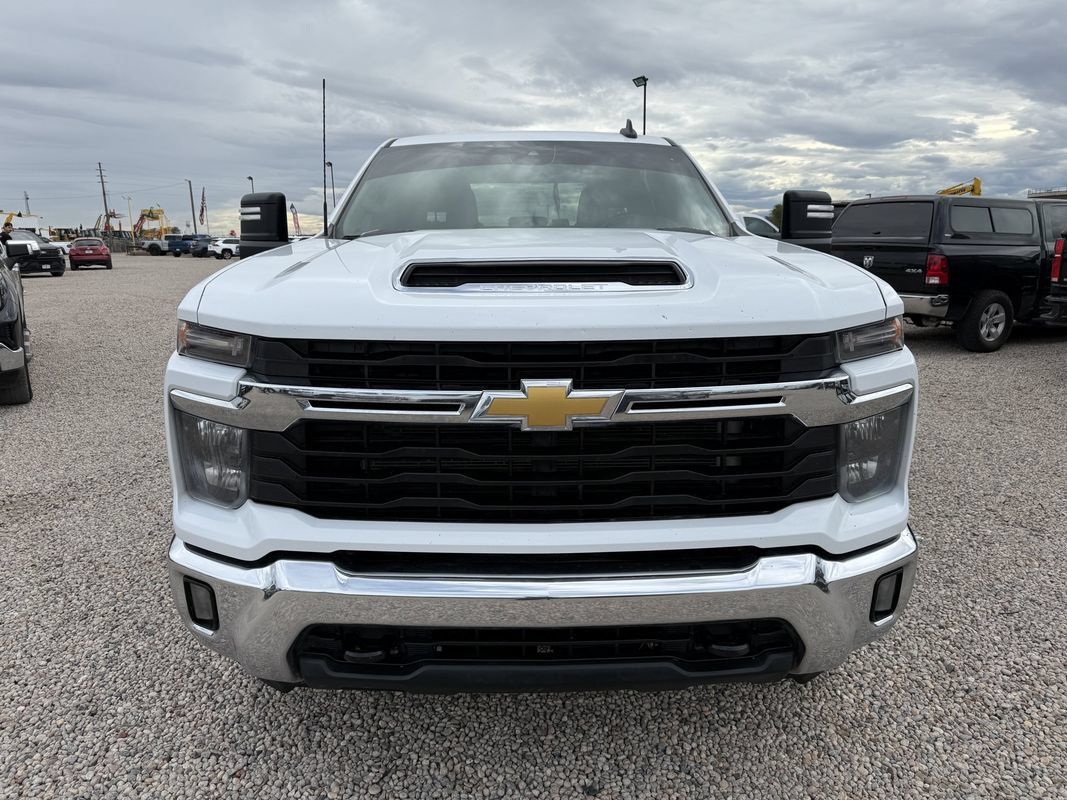 Used 2024 Chevrolet Silverado 2500 LT w/ Convenience Package AWD/4WD image 3