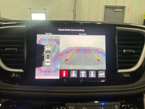 Used 2021 Chrysler Pacifica Touring-L FWD image 21
