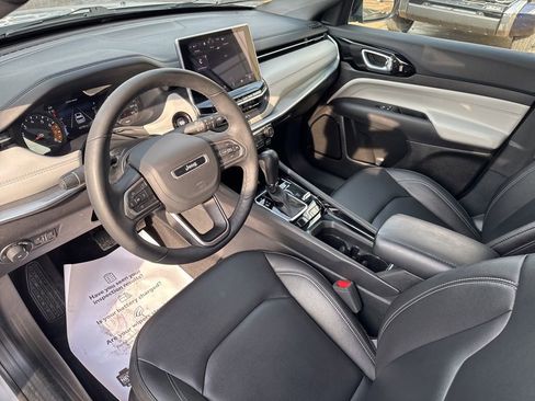 Used 2025 Jeep Compass Limited image 15