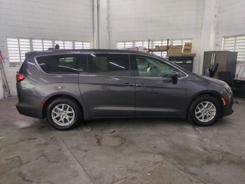 Certified 2022 Chrysler Voyager LX image 4