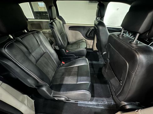 Used 2020 Dodge Grand Caravan SXT image 9