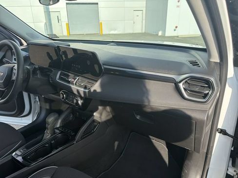 Used 2025 Chevrolet TrailBlazer LT AWD/4WD image 29