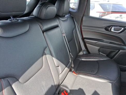 Used 2025 Jeep Compass Trailhawk image 8