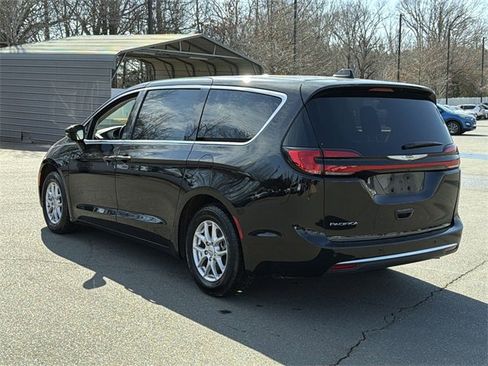 Used 2024 Chrysler Pacifica Touring-L image 4