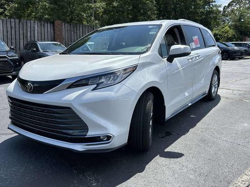 New 2026 Toyota Sienna Limited FWD image 7