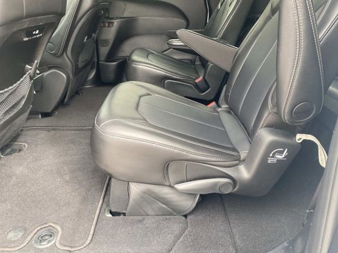Certified 2025 Chrysler Pacifica Select FWD image 17