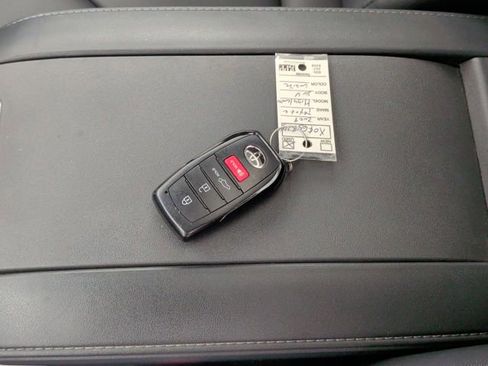 Used 2024 Toyota Highlander XLE FWD image 37