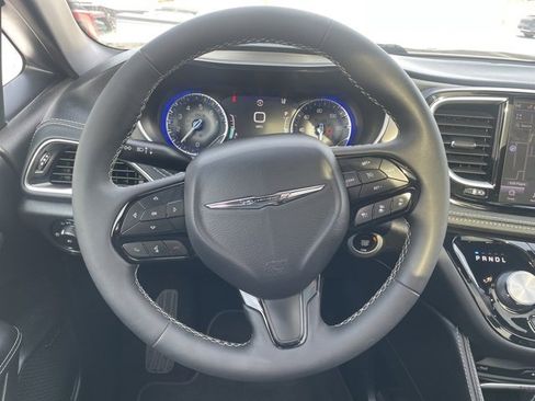 Used 2023 Chrysler Pacifica Limited w/ Uconnect Theater Family Group image 16