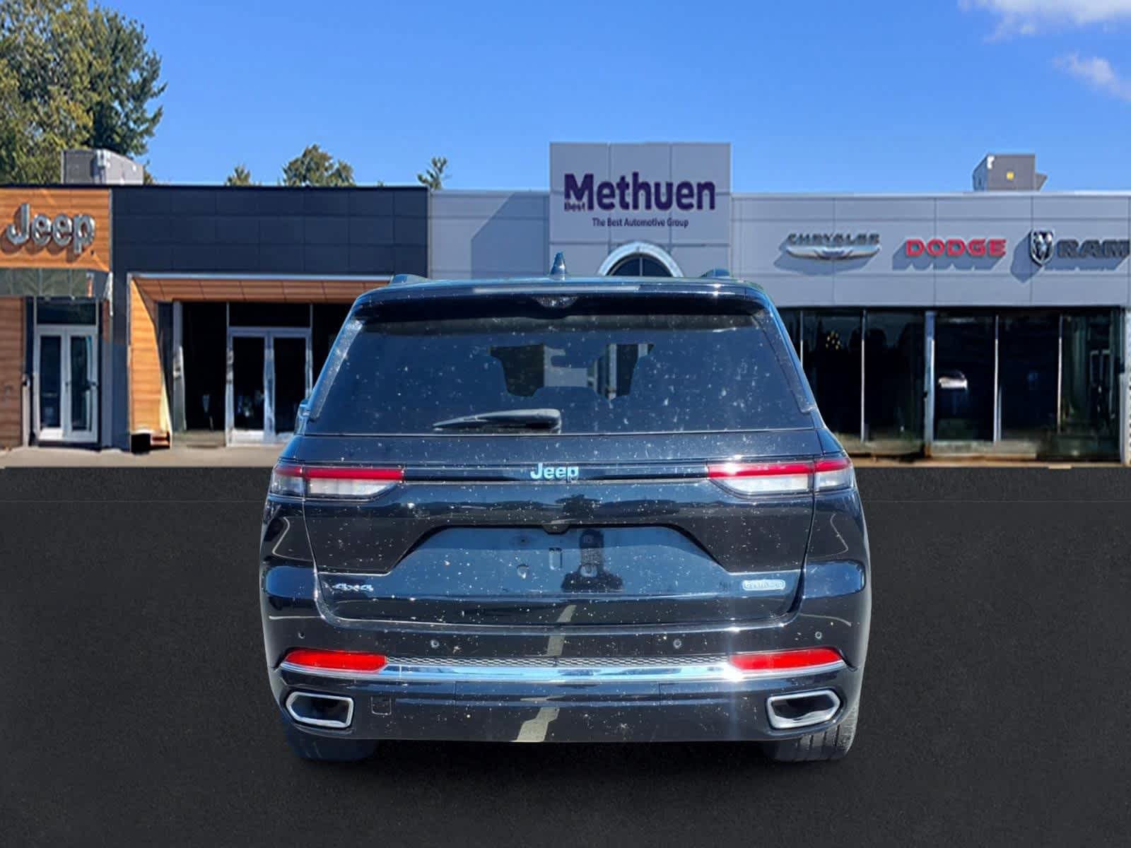 Used 2023 Jeep Grand Cherokee Overland w/ Luxury Tech Group IV AWD/4WD image 4