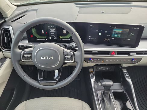 Certified 2025 Kia Sorento EX w/ Panoramic Sunroof Package image 18