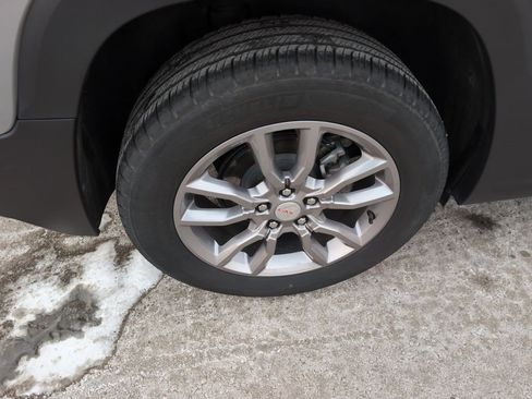 Used 2024 GMC Terrain SLT w/ Infotainment Package II image 9