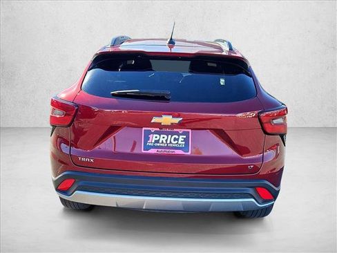 Used 2025 Chevrolet Trax LT FWD image 7
