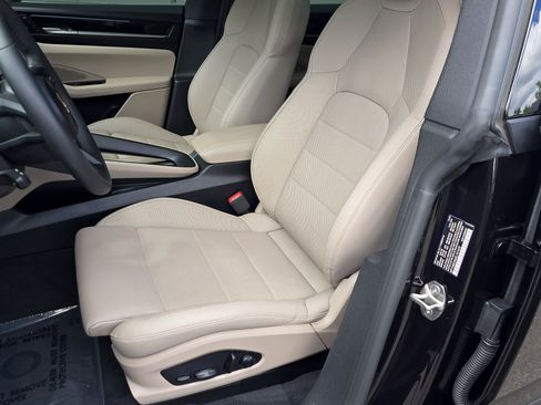 Certified 2025 Porsche Macan 4S Electric AWD/4WD image 5